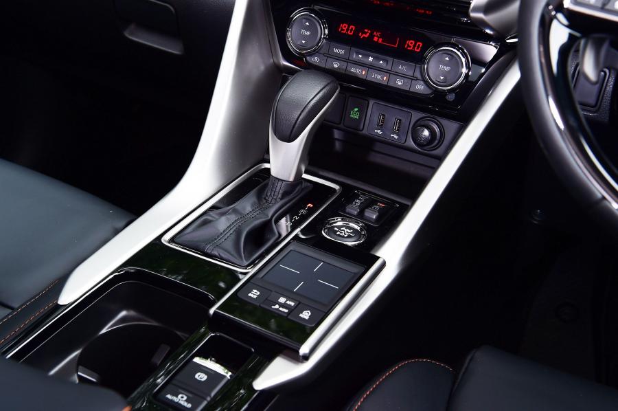 Детали интерьера Mitsubishi Eclipse Cross Black Connected 2019 года  (UK) (фото 4 из 13)
